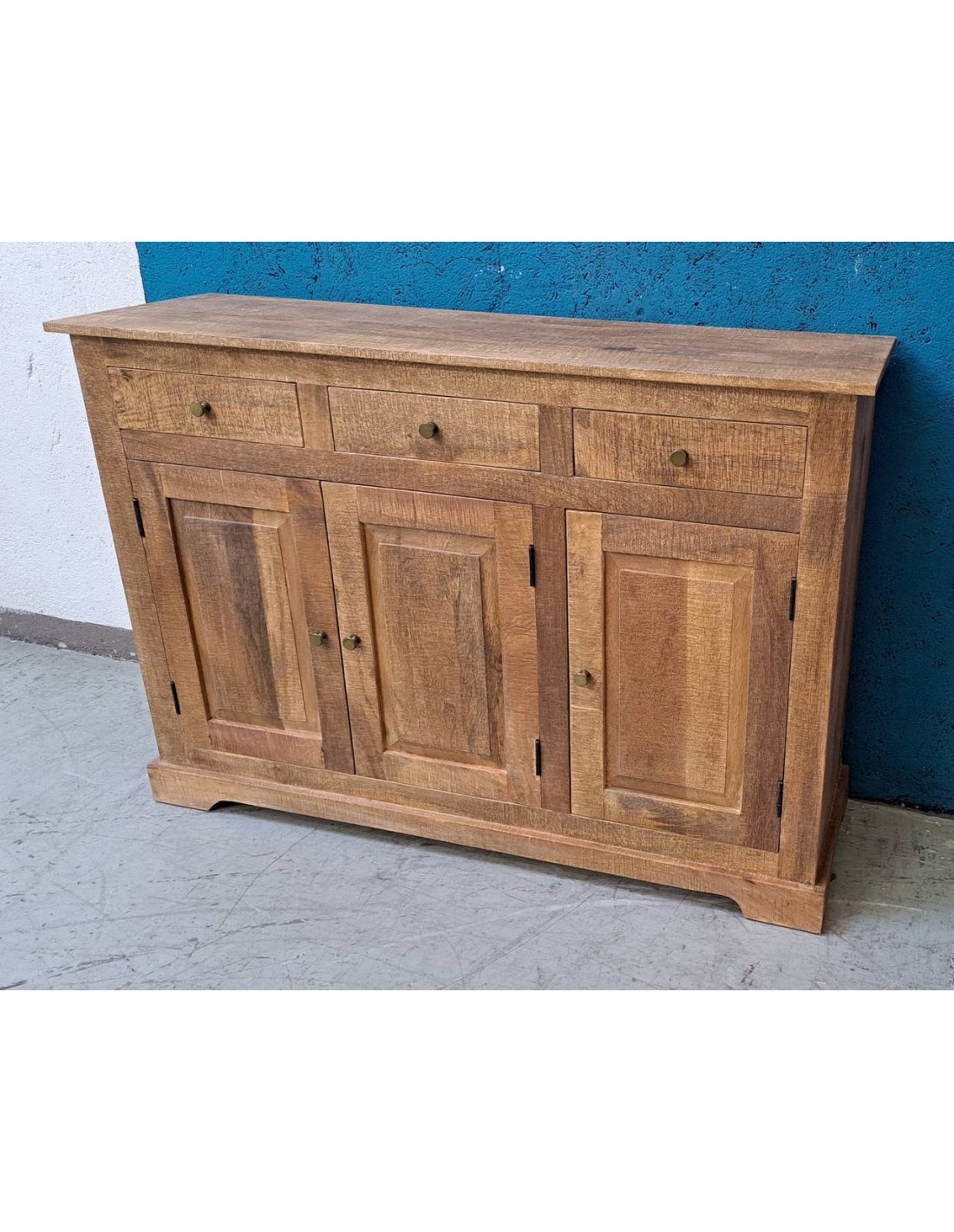 credenza bassa stile country con tre ante e tre cassetti legno colorato o  naturale MS638 - Orissa Mobili Coloniali